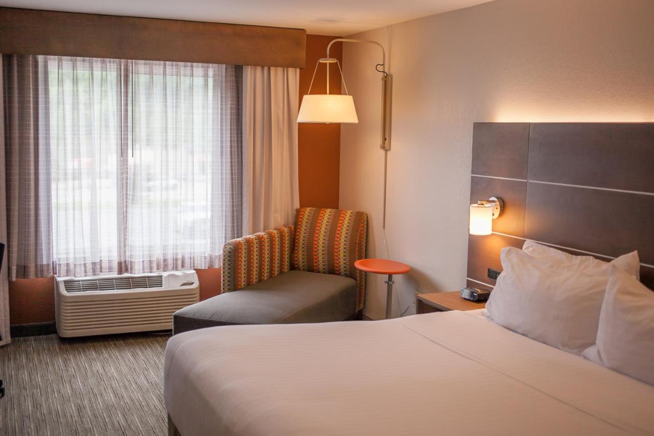 Holiday Inn Express & Suites Logan, An Ihg Hotel Εξωτερικό φωτογραφία