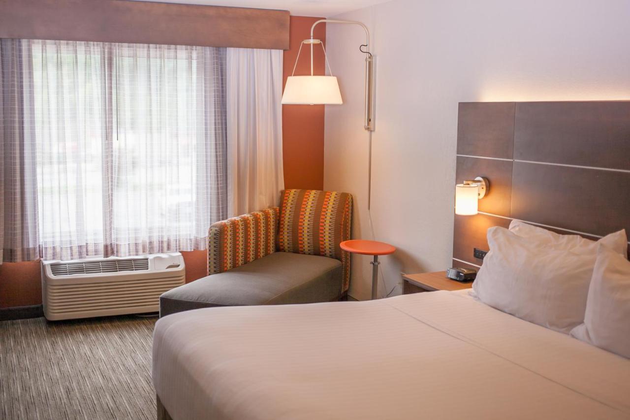 Holiday Inn Express & Suites Logan, An Ihg Hotel Εξωτερικό φωτογραφία