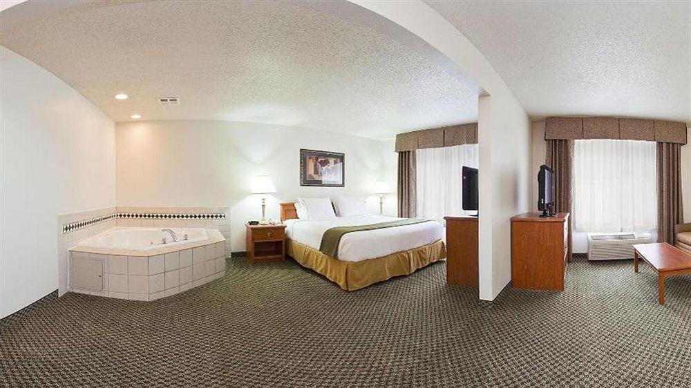 Holiday Inn Express & Suites Logan, An Ihg Hotel Εξωτερικό φωτογραφία