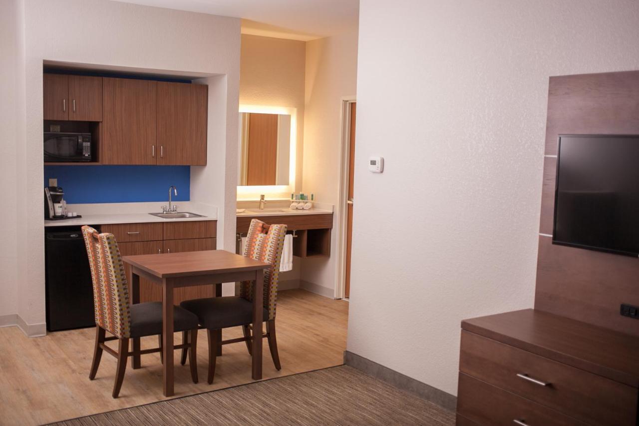 Holiday Inn Express & Suites Logan, An Ihg Hotel Εξωτερικό φωτογραφία