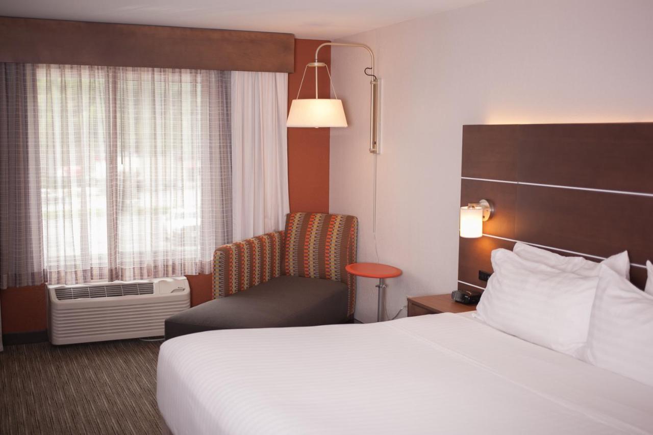 Holiday Inn Express & Suites Logan, An Ihg Hotel Εξωτερικό φωτογραφία